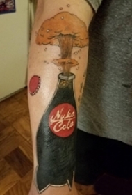 男生手臂上彩绘简单线条可口可乐瓶子纹身图片