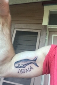 男生手臂上黑色点刺英文和抽象线条小动物鲸鱼纹身图片