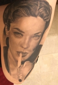 女生大腿上黑灰素描点刺技巧女生人物纹身图片