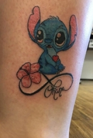 女生小腿上彩绘花朵和卡通史迪仔纹身图片