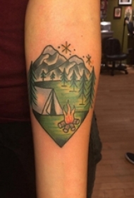 男生手臂上彩绘水彩素描文艺风景复古纹身图片