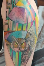 男生手臂上彩绘水彩素描几何元素创意抽象猫头鹰纹身图片