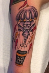 男生手臂上彩绘水彩素描唯美热气球纹身图片