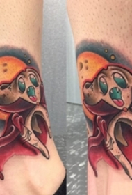 男生脚踝上彩绘几何线条月亮和外星人纹身图片