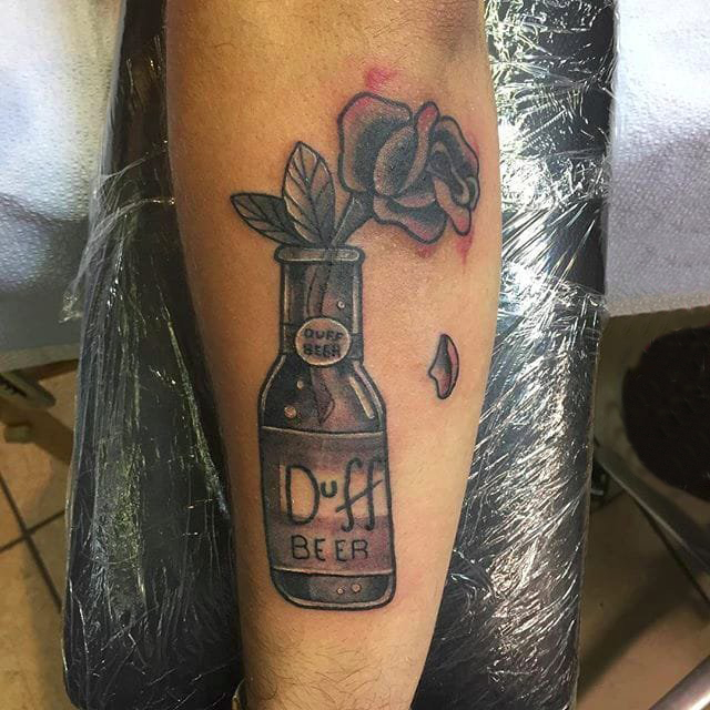 适合夏天的手臂上创意彩绘啤酒主题纹身图案