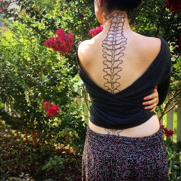 多款关于性感的后背上黑色抽象线条脊柱纹身图案