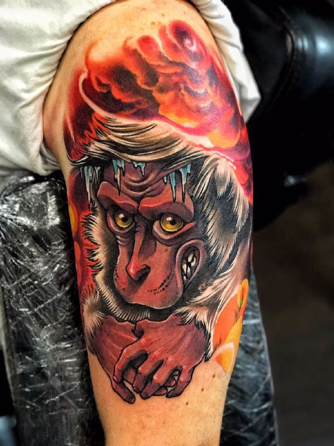 男生手臂上彩绘抽象线条云朵和动物猴子纹身图片