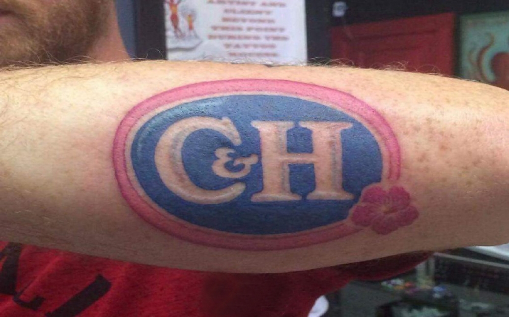 男生手臂上彩绘几何椭圆和字母纹身图片