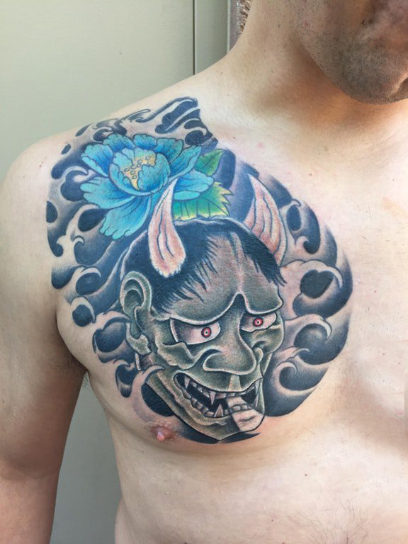 男生胸部彩绘植物花朵和经典般若纹身图片