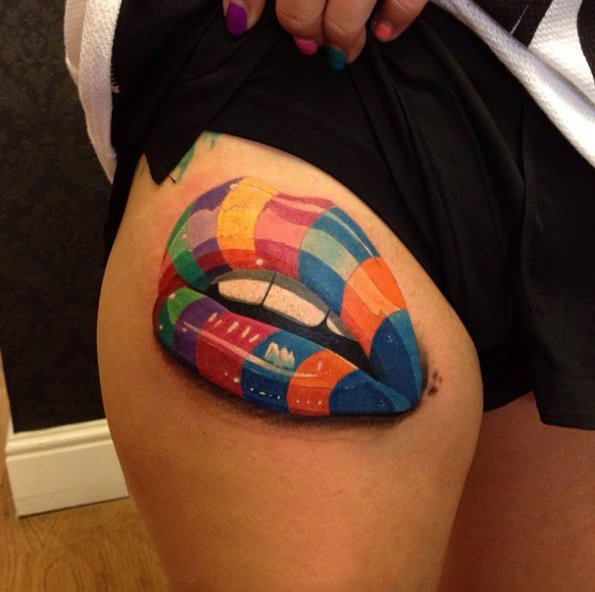 女生大腿上彩绘几何简单线条嘴唇纹身图片