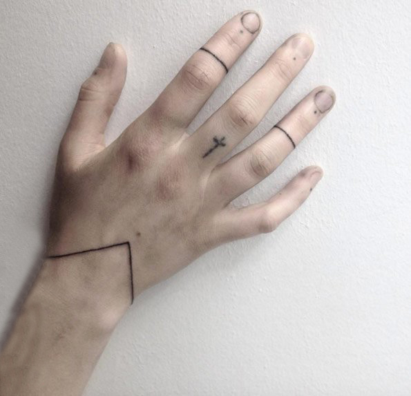 女生喜欢的简单个性线条手链纹身图案
