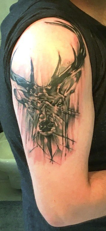 男生手臂上黑灰素描创意抽象鹿头纹身图片