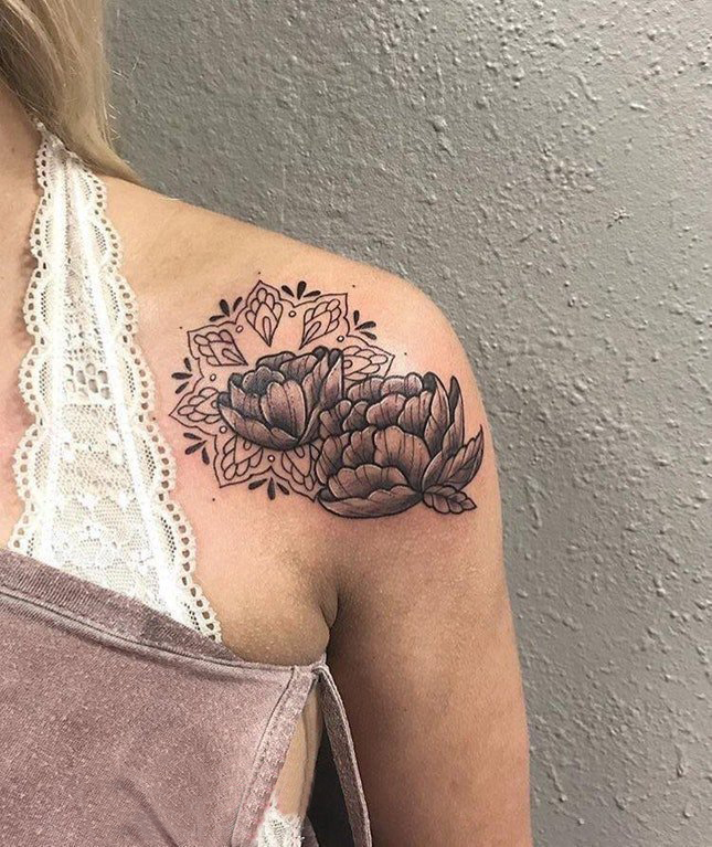 女生肩膀上黑灰素描点刺技巧唯美莲花纹身图片