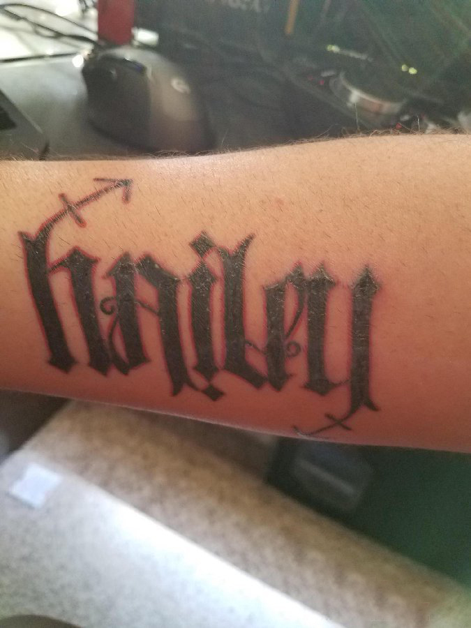 男生手臂上黑灰素描创意文艺花体英文纹身图片