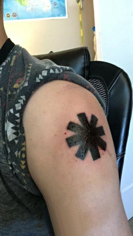 男生手臂上黑色几何线条创意符号纹身图片