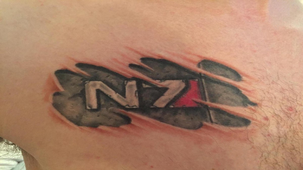 生大腿上彩绘几何线条撕裂字母纹身图片