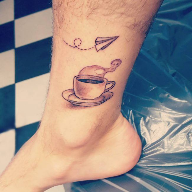 男生小腿上黑灰点刺几何线条纸飞机和茶杯纹身图片