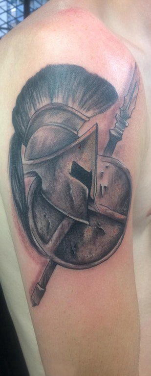 男生手臂上黑灰点刺简单抽象线条帅气盔甲纹身图片