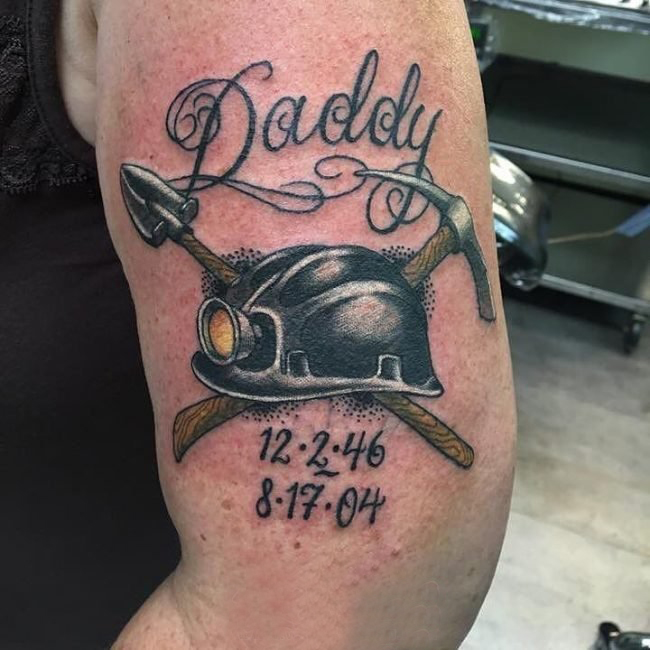 男生手臂上黑灰素描点刺技巧创意盔甲纹身图片