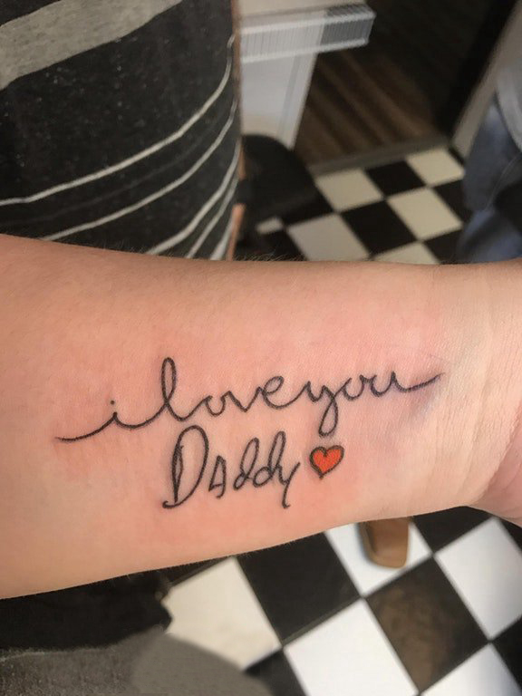 女生手臂上彩绘几何抽象线条心形和英文单词纹身图片