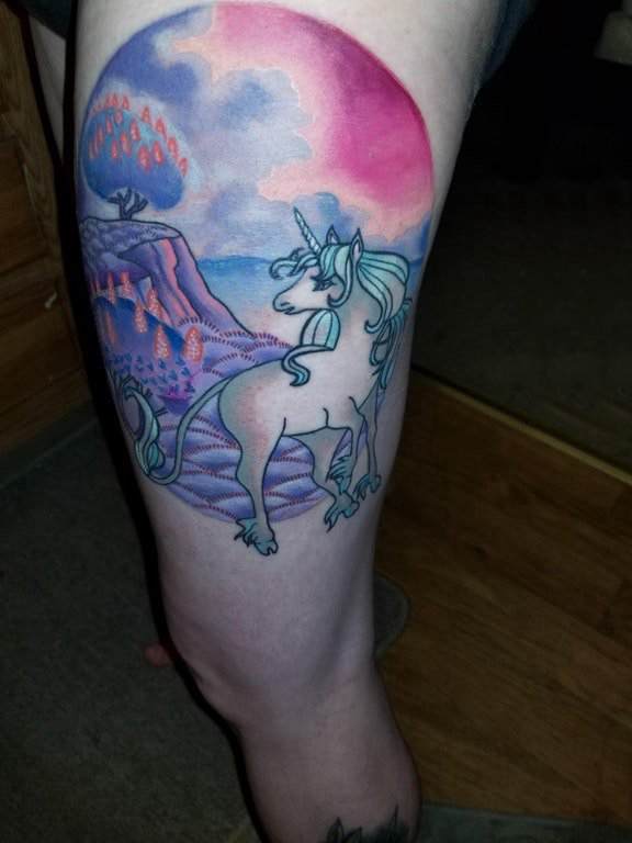 男生大腿上彩绘渐变植物大树和独角兽纹身图片