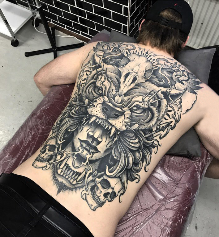 男生后背上黑灰点刺抽象线条老虎骷髅和人物纹身图片