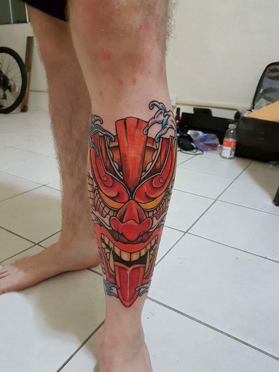 男生小腿上彩绘水彩素描创意般若霸气纹身图片