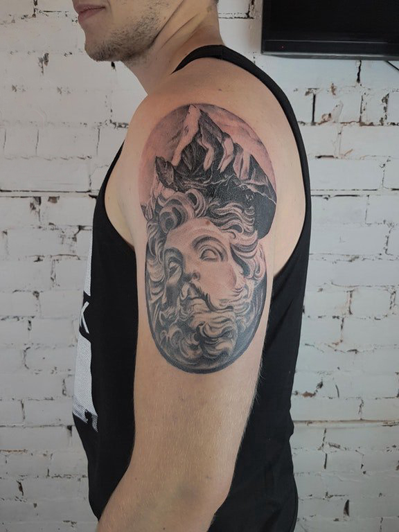 男生手臂上黑灰点刺抽象线条山和人物纹身图片