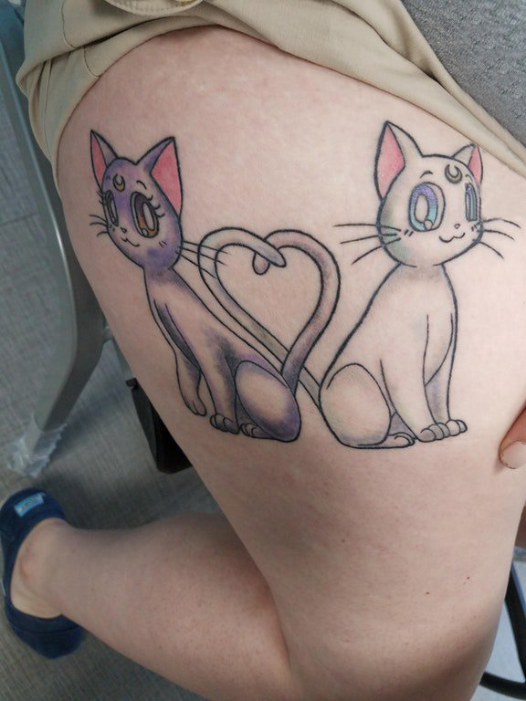 男生臀部彩绘渐变简单线条卡通小动物猫咪纹身图片