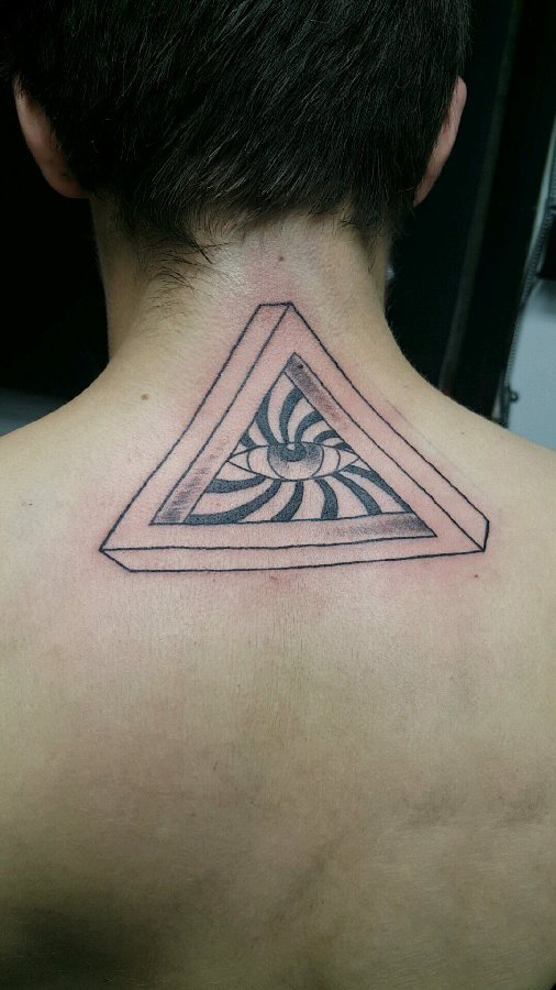 男生背部黑灰素描点刺技巧创意几何元素上帝之眼纹身图片