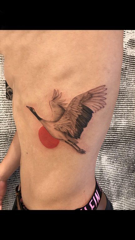 男生侧腰上彩绘几何线条太阳和动物白鹤纹身图片