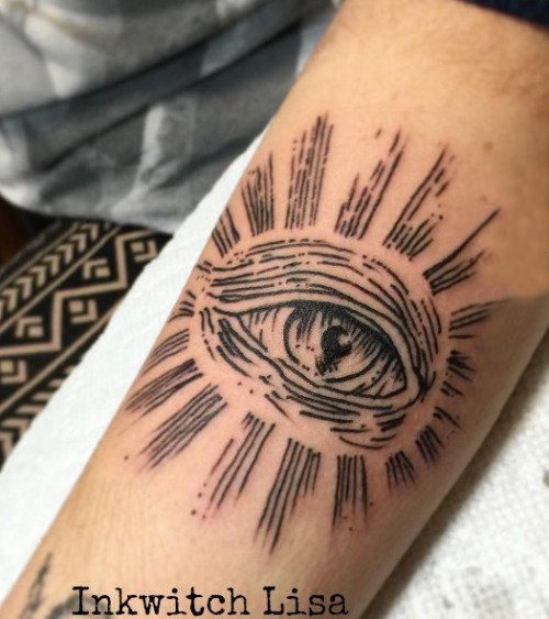 男生手臂上黑灰素描创意上帝之眼纹身图片