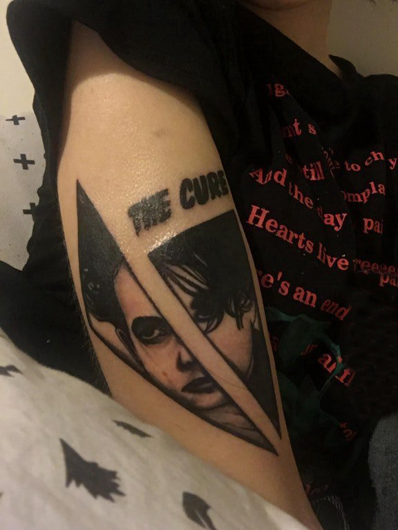 男生手臂上黑色点刺几何线条三角形和人物纹身图片