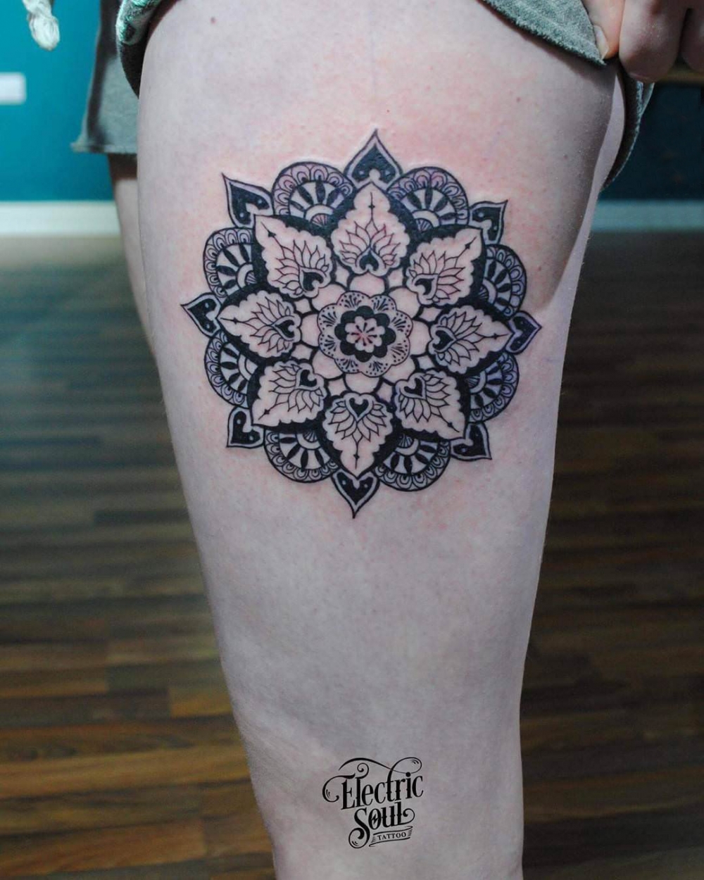 女生大腿上黑灰素描几何元素梵花花纹纹身图片