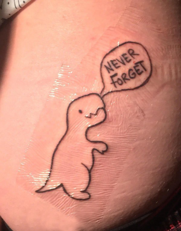 女生大腿上黑色简单线条英文和卡通小动物恐龙纹身图片