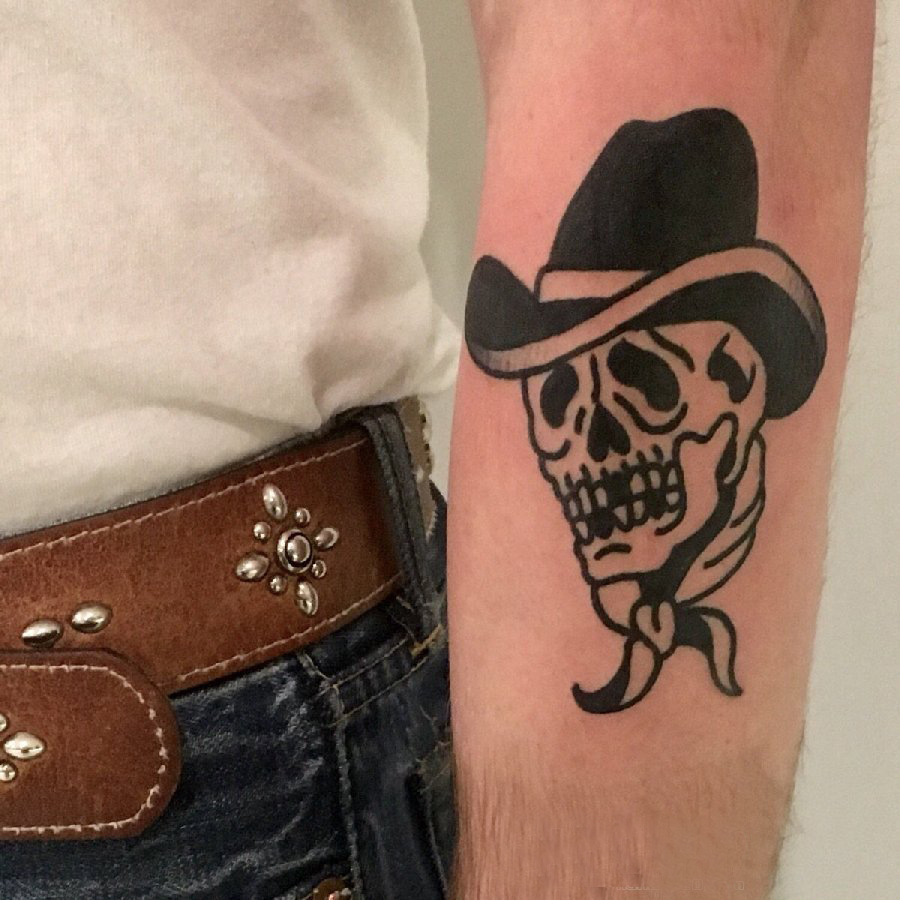 女生手臂上黑色线条创意霸气骷髅纹身图片