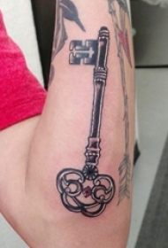 男生手臂上黑色点刺简单线条钥匙纹身图片