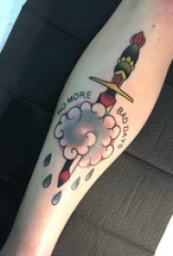 男生手臂上彩绘水彩素描创意云朵匕首纹身图片