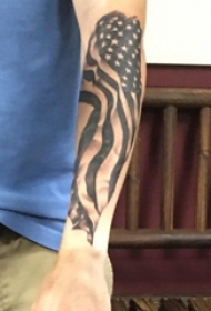 男生手臂上黑灰素描创意国旗纹身图片