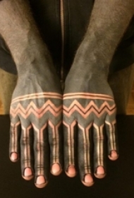 男生手背上黑色简单线条创意纹身图片