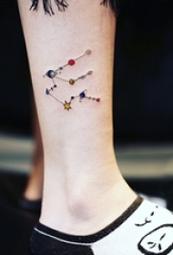 女生小腿上彩绘素描文艺小清新星象纹身图片