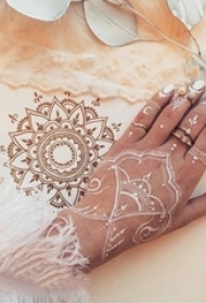 多款性感的白色简单线条创意隐形纹身图案