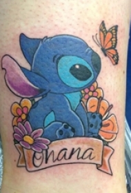 男生小腿上彩绘抽象线条植物花朵和卡通人物纹身图片