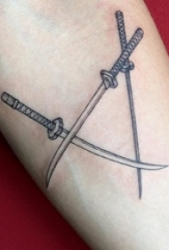 男生手臂上黑灰素描创意匕首纹身图片