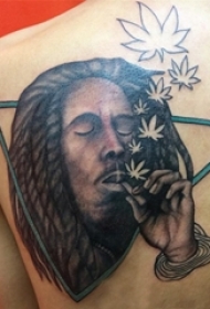 男生后背上彩绘几何线条叶子和人物肖像纹身图片