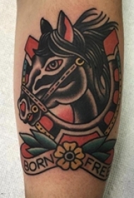 男生手臂上彩绘点刺简单线条英文植物和小动物马纹身图片