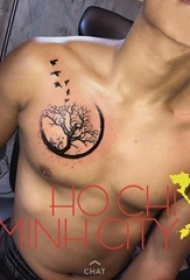 男生胸口上黑色线条素描创意文艺树纹身图片