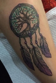 男生手臂上彩绘点刺植物大树和捕梦网纹身图片