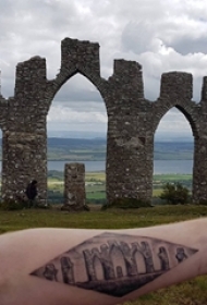 女生手臂上黑灰素描点刺技巧创意写实建筑风景纹身图片