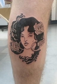男生小腿上黑色抽象线条植物花朵和人物肖像纹身图片